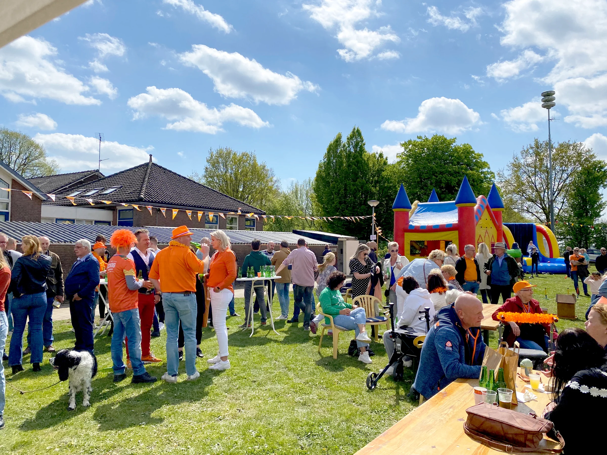 Feestelijke bijeenkomst in een Gelders dorp
